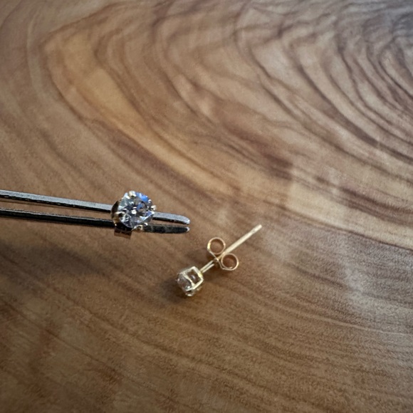 10kt gold and cubic zirconia studs (new) - Picture 4 of 5